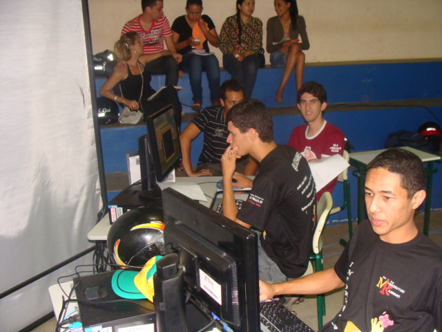 ALUNOS DA ÁREA DE INFORMÁTICA PARTICIPAM DE MARATONA DE PROGRAMAÇÃO