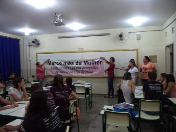 Março - Alunos e Professores do Técnico em Enfermagem realizam orientações no mês da Mulher