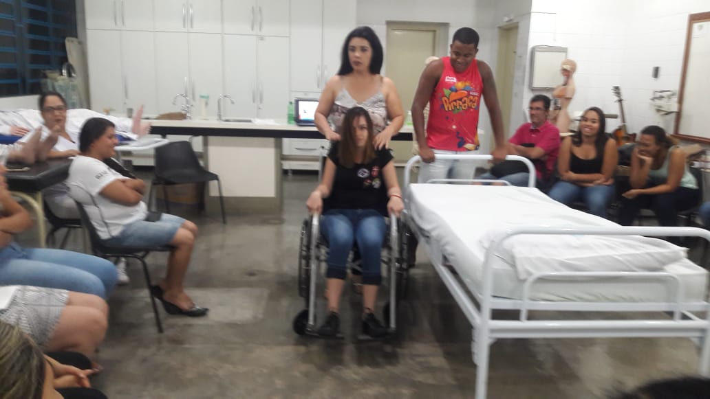 Alunos do Curso Técnico em Enfermagem participam da Prática de Mobilização de Pacientes Acamados.