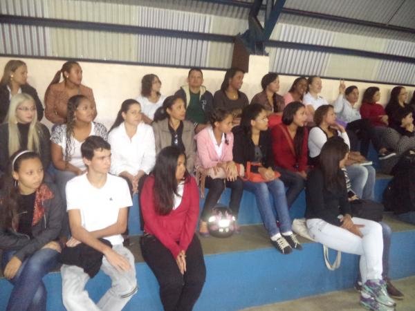 NOVOS ALUNOS DO CURSO TÉCNICO EM ENFERMAGEM SÃO RECEPCIONADOS PARA O PRIMEIRO DIA DE AULAS