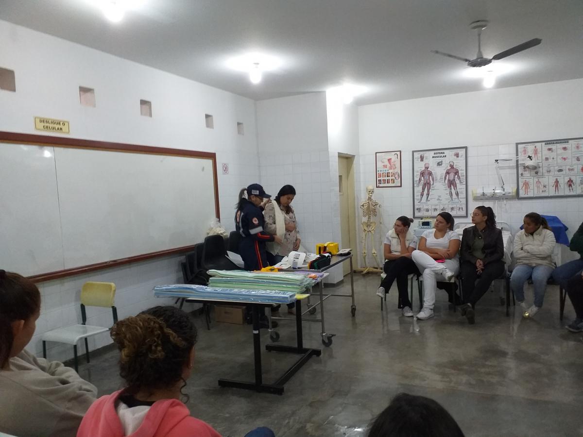 ALUNOS DO CURSO TÉCNICO EM ENFERMAGEM PARTICIPAM DAS PRÁTICAS REALIZADAS PELA TECNICA EM ENFERMAGEM DO SAMU