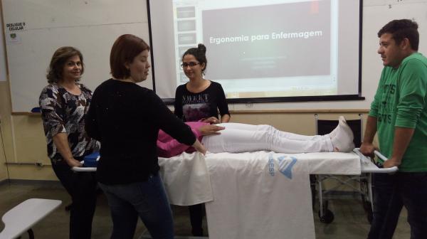 ALUNOS E PROFESSORES DO CURSO TÉCNICO EM ENFERMAGEM PARTICIPARAM DA PALESTRA SOBRE ASPECTOS POSTURAIS E ERGONÔMICOS NA MOVIMENTAÇÃO E TRANSFERÊNCIA DE PACIENTES