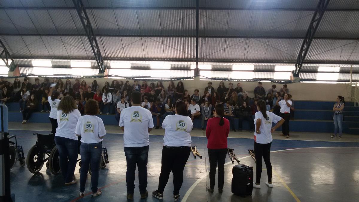APAE PROMOVE VIV�NCIA COM ALUNOS SOBRE PORTADORES DE DEFICI�NCIA